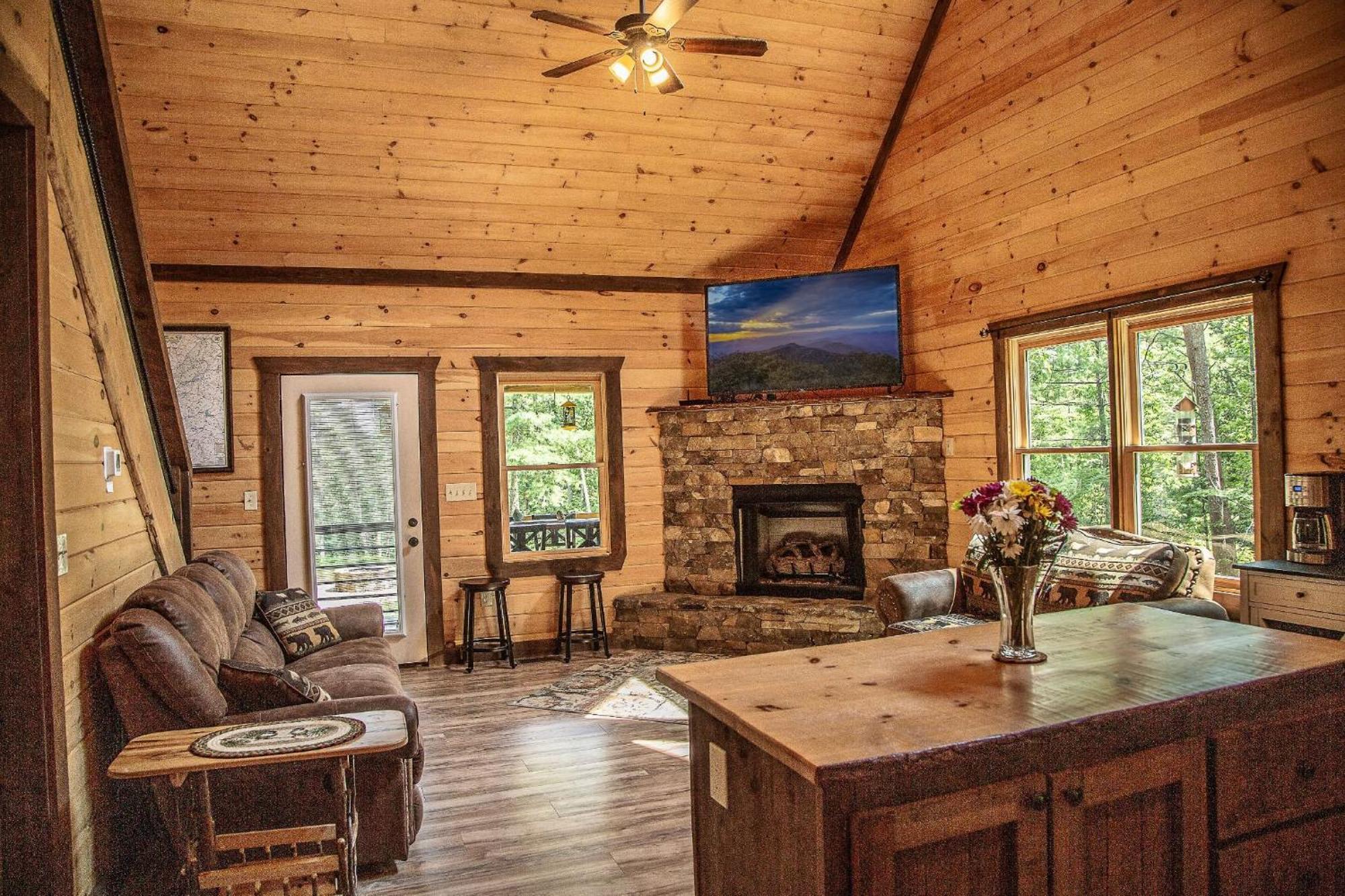 Adore The Smores Rustic Mountain Charm Outdoor Spaces And A Cozy Hot Tub Blue Ridge Eksteriør billede