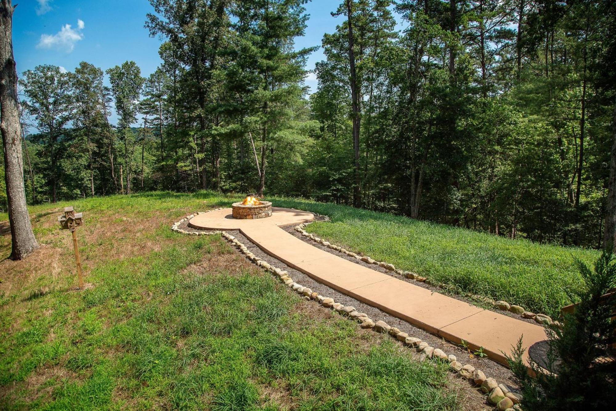 Adore The Smores Rustic Mountain Charm Outdoor Spaces And A Cozy Hot Tub Blue Ridge Eksteriør billede