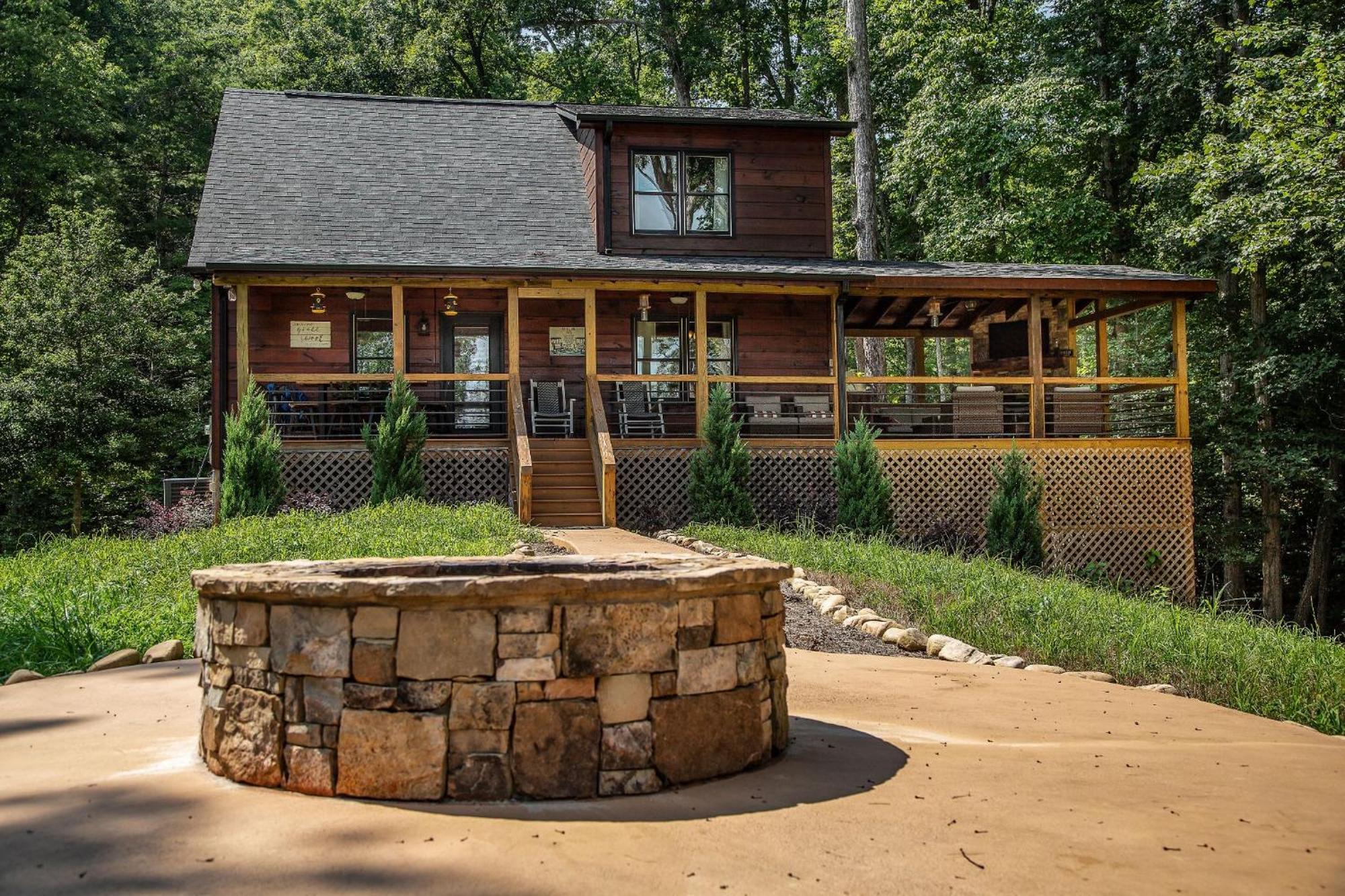 Adore The Smores Rustic Mountain Charm Outdoor Spaces And A Cozy Hot Tub Blue Ridge Eksteriør billede